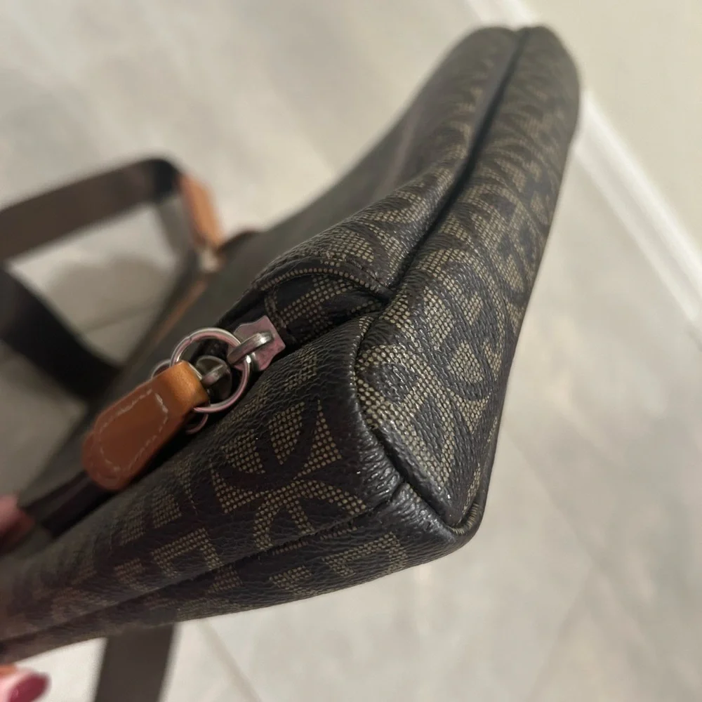 EUC Giani Bernini Block Signature Crossbody - Picture 5 of 16